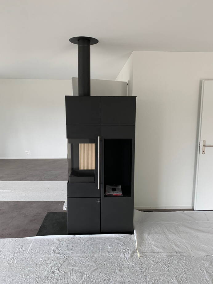 Poêle Cheminée Ipala Smart Compact avec compartiment bois acier noir Exemple d’installation