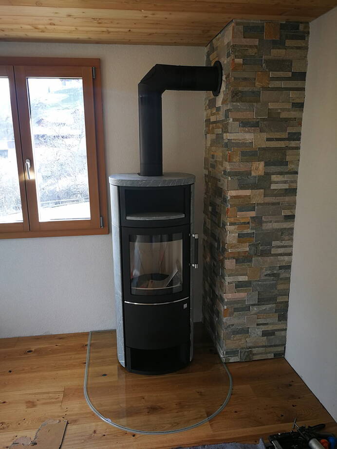 Poêle Cheminée Hark 44-5.3 ECOplus Pierre naturelle Exemple d’installation