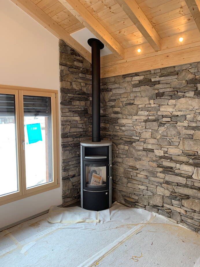 Poêle Cheminée Hark 44-5.1 ECOplus Pierre naturelle Exemple d'installation