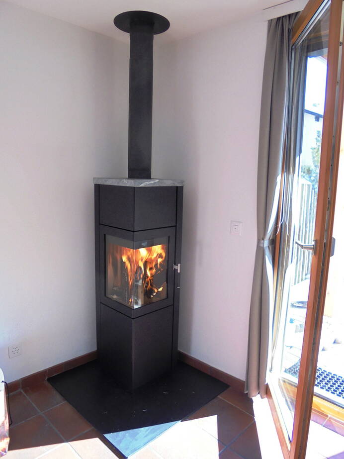 Poêle Cheminée Hark 112 ECOplus Acier noir, plaque superièure pierre naturelle Exemple d'installation