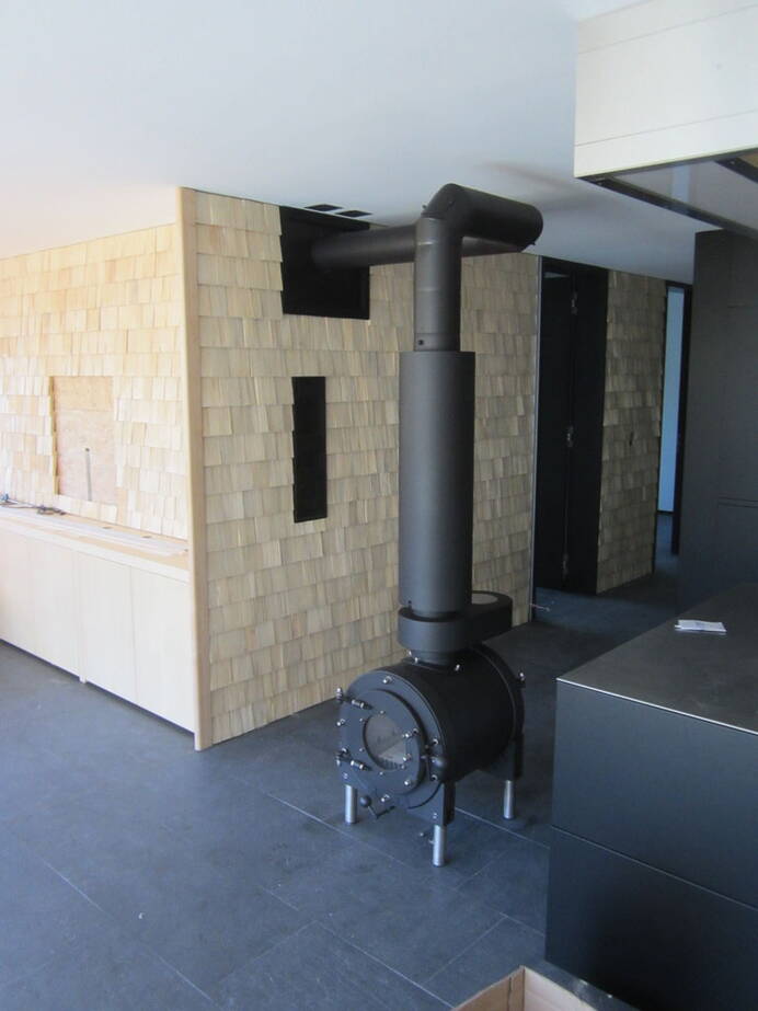 Poêle Cheminée Firetube Air Acier noir, module de base et changeur de chaleur Exemple d’installation