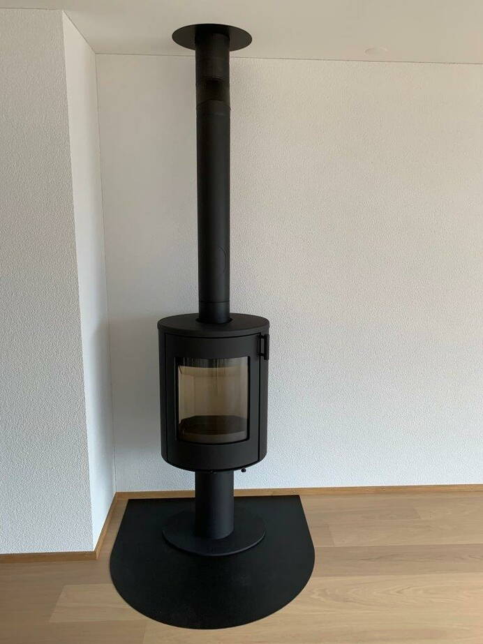 Schwedenofen Lamia T Stahl schwarz Montagebeispiel