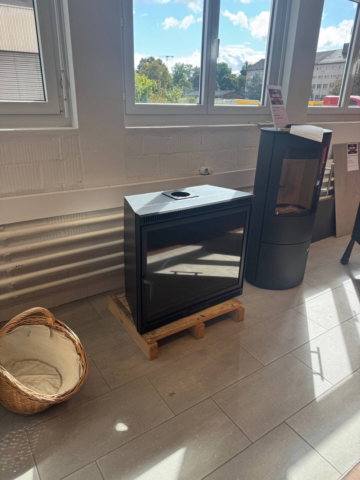 Insert cheminée

vitre sur 1 coté avec raccord L:815mm H:730mmP:460 mm au lieu de CHF 6'450.-seulement CHF 1'900.- 