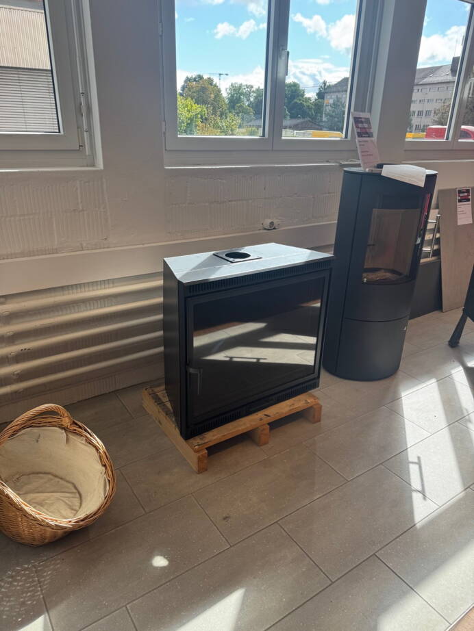 Insert cheminée

vitre sur 1 coté avec raccord L:815mm H:730mmP:460 mm au lieu de CHF 6'450.-seulement CHF 1'900.- 