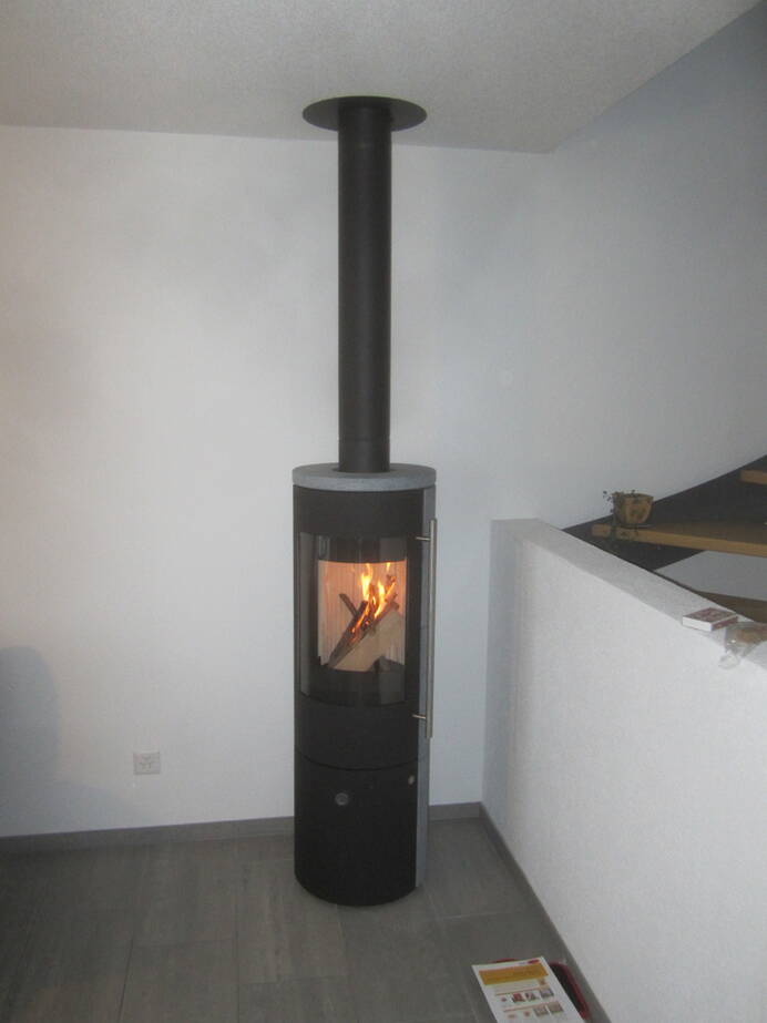 Poêle Cheminée Tipas Plus Compact Pierre naturelle Exemple d’installation